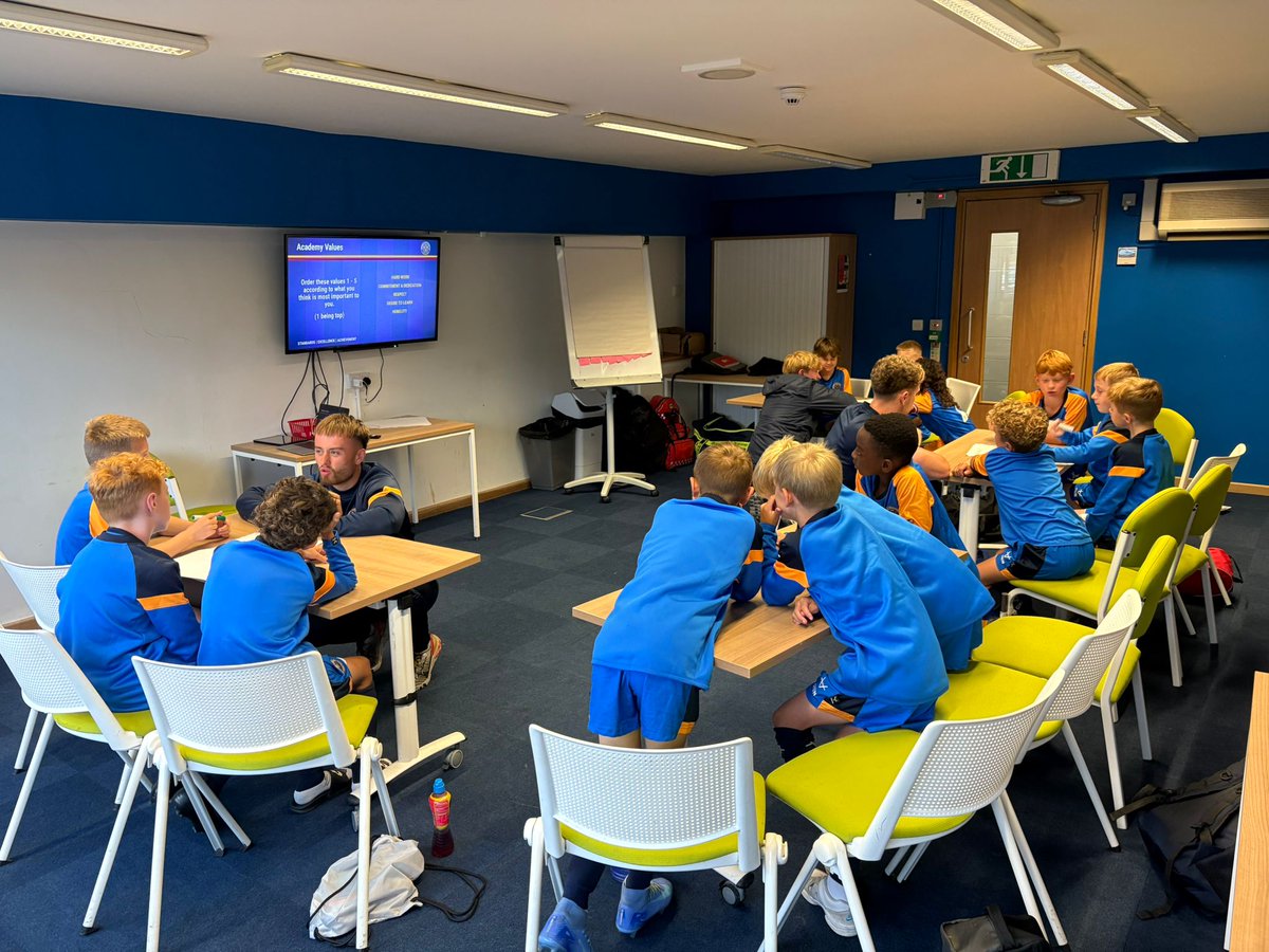 Last week, our under-9s and under-10s had their first analysis session of the season, in which they looked at some of the goals they’ve scored recently ⚽️

We also held a workshop on the club's values and familiarised ourselves with the expectations of a Salop player 💪