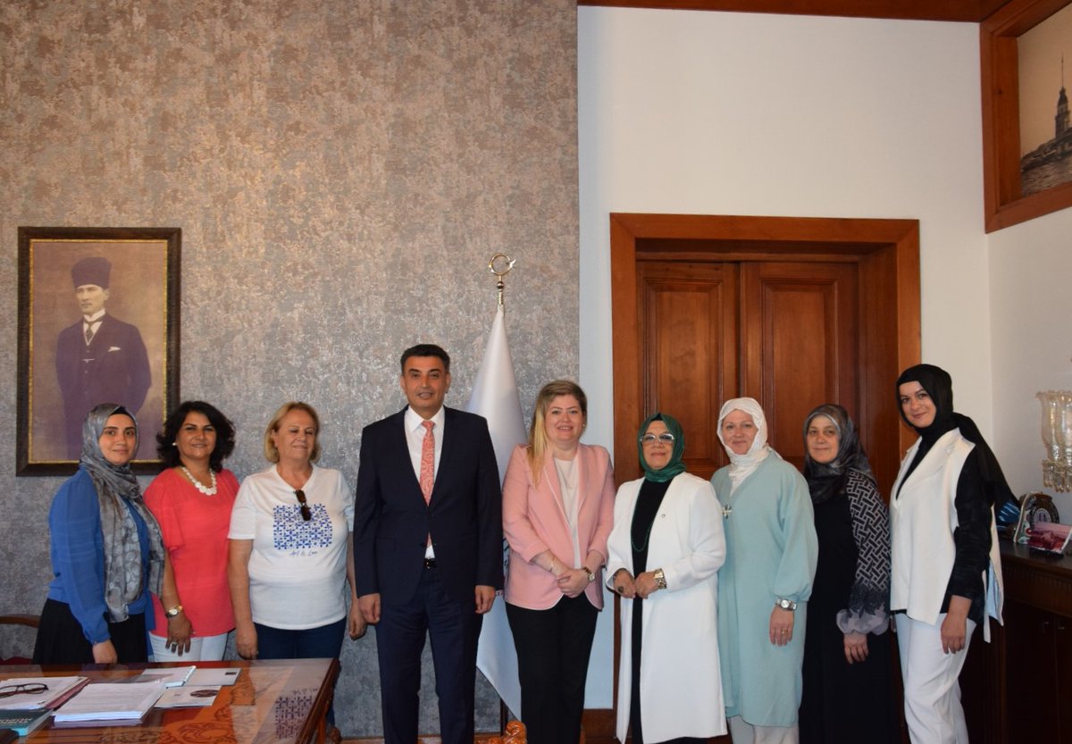 Darıca Kent Konseyi Kadın Kolları Başkanı Nuran KURŞUN ve Yönetim Kurulu Üyeleri, görevine yeni başlayan Kaymakamımız Yüksel KARA’yı ziyaret ederek hayırlı olsun dileklerinde bulundular.

Nazik ziyaretleri için Kaymakamımız kendilerine teşekkür etti.