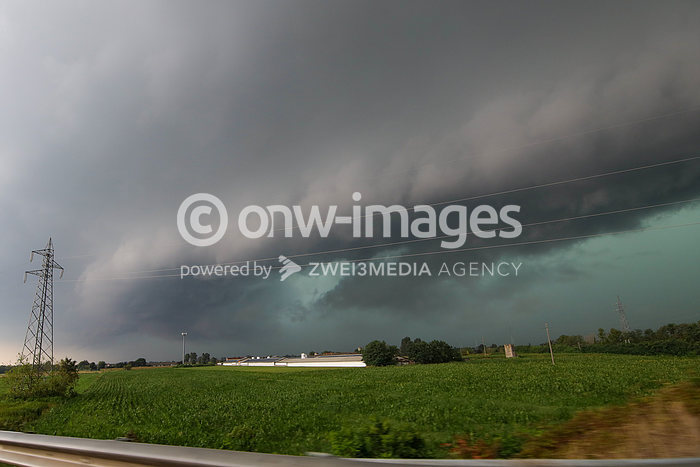 A #supercell is sweeping across #Cremona in Lombardy #italy this afternoon. The highest weather alert level has been issued for the region, with heavy rainfall, severe thunderstorms, and strong gusts of wind expected. Danger to life!

© onw-images / Alexander Wolf  ++ 28.08.2025