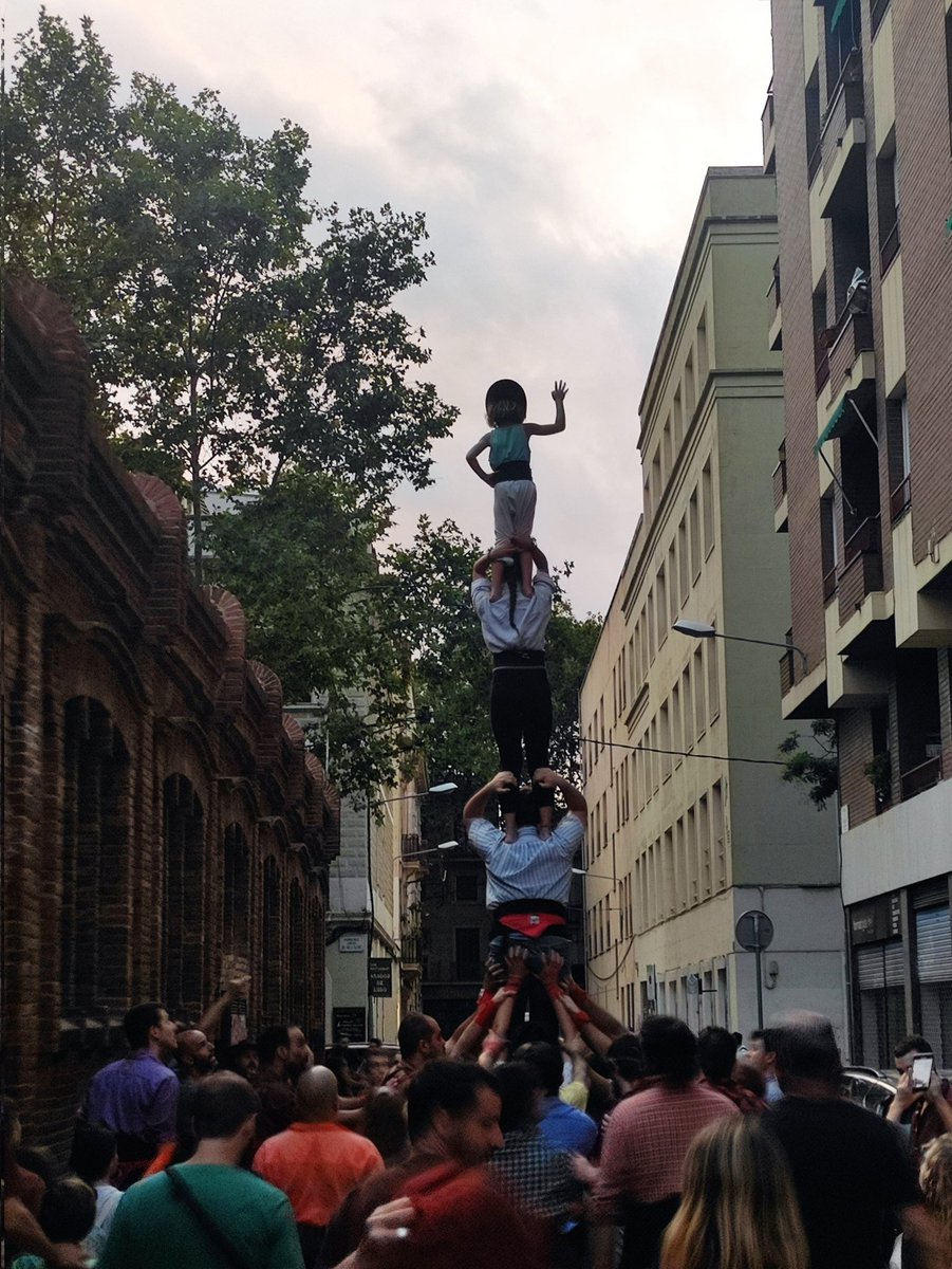 Escalfant motors al barri de Sants. Dissabte els <a href="/borinots/">Castellers de Sants</a> tocaran el cel.
#castellers