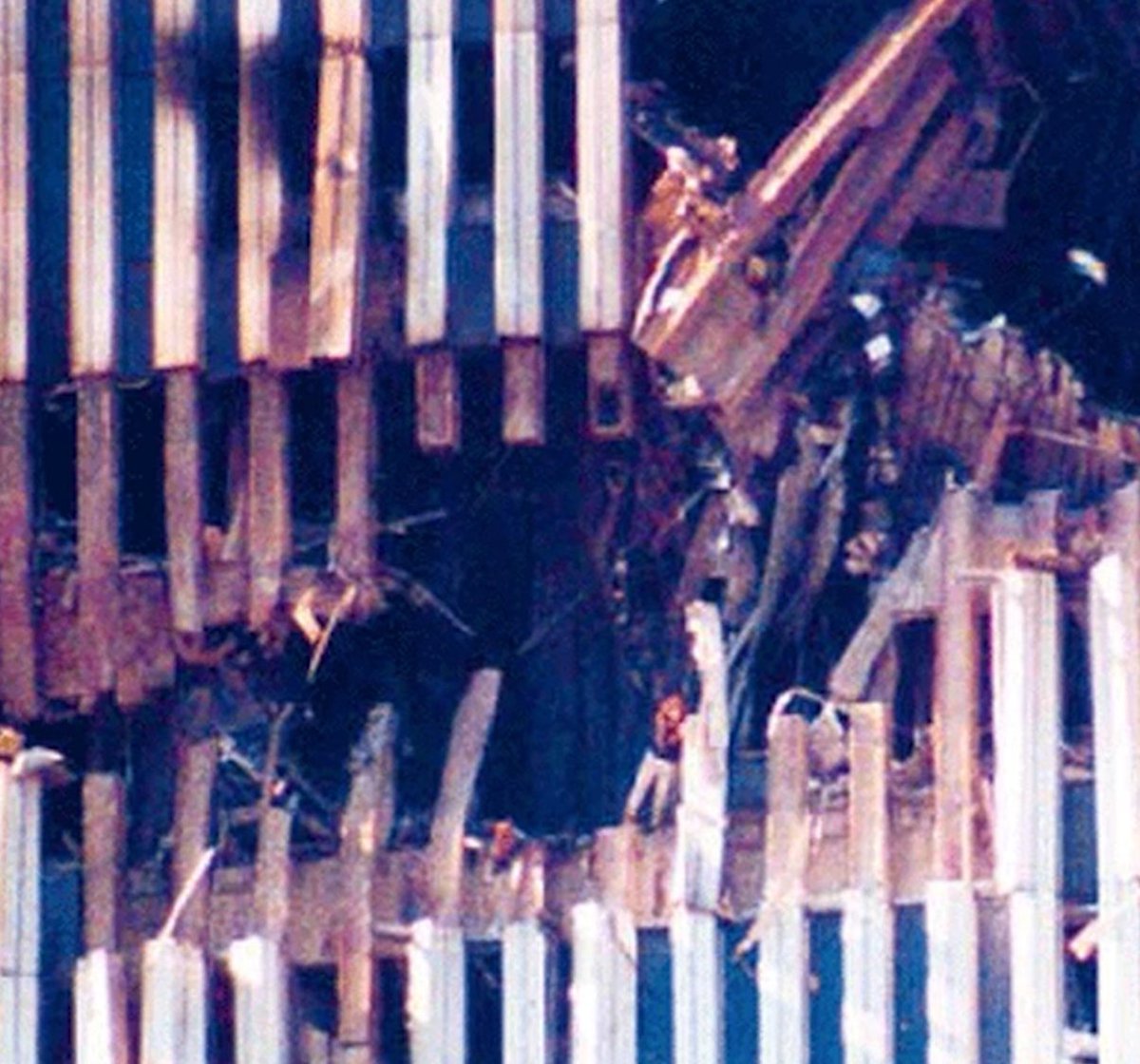 DeLo1973_2's tweet image. Door de hitte smolten bijna alle stalen balken…

Ondertussen stonden de mensen gewoon om hulp te roepen en hadden totaal geen last van die zinderende hitte…

Ziet u het al..??

#ControlledDemolition
#InsideJob
#NineEleven