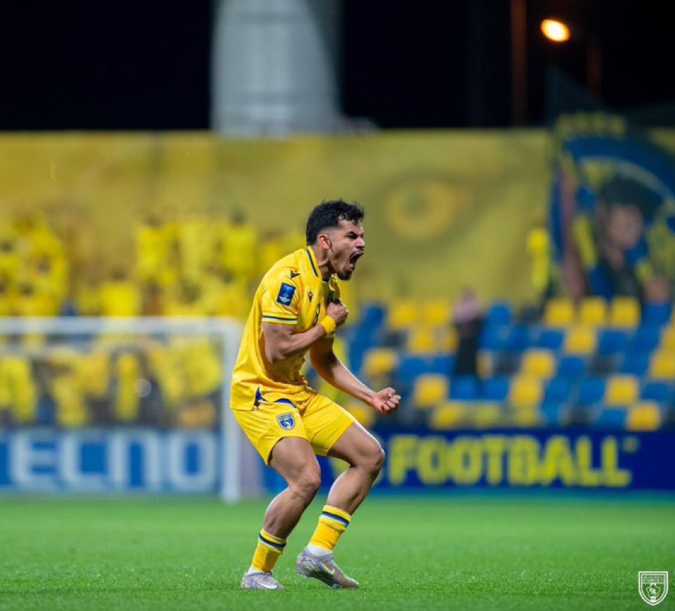 هذا بكرا يلعب معنا ولا ضدنا ؟