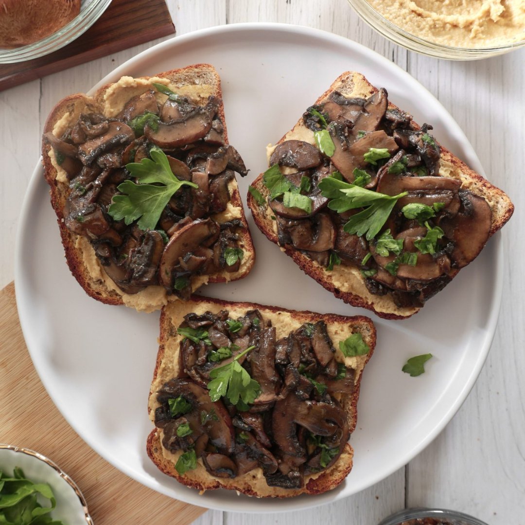mushroomscanada's tweet image. Who knew toast could be the main event? 🍞

Thick-cut crimini mushrooms sautéed in butter and garlic, fresh parsley, and creamy hummus all piled on toasted whole-grain bread. It feels fancy but takes less time than scrolling for inspo.

Get the recipe. mushrooms.ca/recipe/garlic-…
