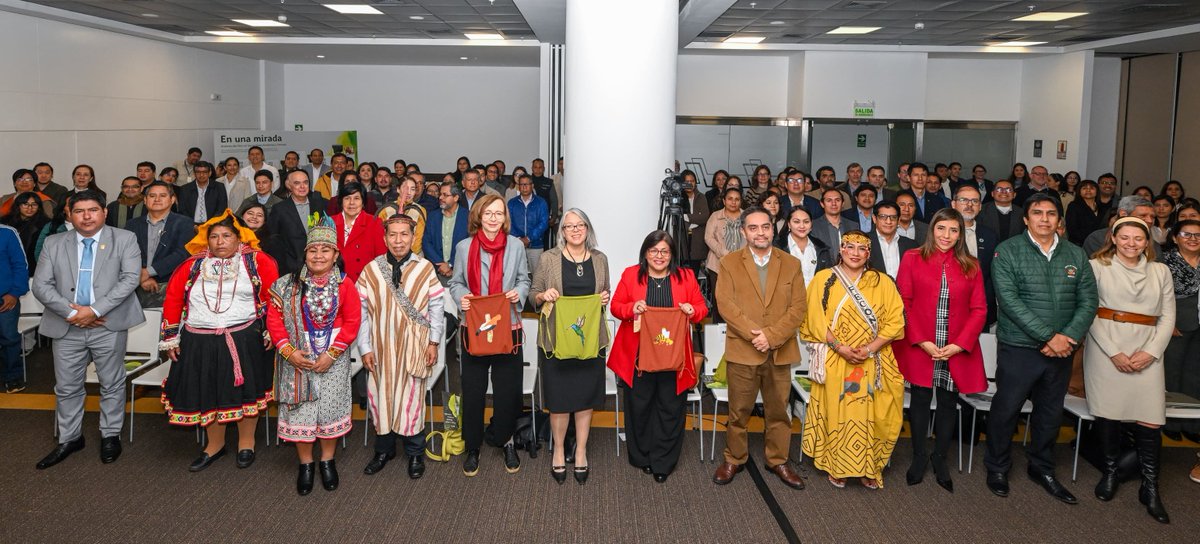 MinamPeru's tweet photo. #NotaDePrensa | Se realizó con éxito el evento “Voces y raíces forjando un futuro sostenible”, que celebró 10 años de avances en la gestión ambiental y forestal, con el apoyo de la cooperación alemana, en el marco del proyecto #ProAmbiente. 🇵🇪

La viceministra de Desarrollo Estratégico de los Recursos Naturales del #Minam, Raquel Soto, participó en este espacio de diálogo que reunió a diversos actores para fortalecer la sostenibilidad y la conservación de nuestros bosques y biodiversidad. 🌳🤝

Durante el encuentro se presentaron avances en áreas naturales protegidas, gestión ambiental y forestal, incluyendo herramientas digitales innovadoras que mejoran la trazabilidad de la madera y el uso sostenible de los recursos naturales. 💡♻️

El #Minam reafirma su compromiso de seguir trabajando, junto a la cooperación alemana para el desarrollo (GIZ), gobiernos regionales y locales, pueblos indígenas, sociedad civil y cooperación internacional, por un Perú más sostenible y con bienestar para todas y todos. 🌍✨