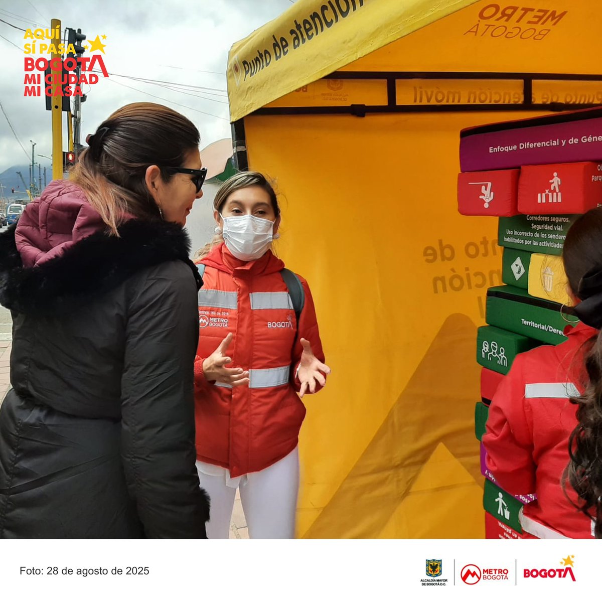 MetroBogota's tweet photo. El Metro de Bogotá está en el 📍 barrio San Eusebio de la localidad de Puente Aranda con la campaña 🫶 “Construyamos cultura con la #L1MB para una movilidad sostenible”, una jornada pedagógica dirigida a transeúntes y a la comunidad de este sector. 🤝
✔️ Estamos promoviendo el sentido de corresponsabilidad ciudadana, el reconocimiento de derechos y deberes en el espacio público y la reflexión en torno a la 😉 cultura ciudadana de la Red Metro de Bogotá.
#AquíSíPasa, entre todos mejoramos los comportamientos adecuados en las vías.