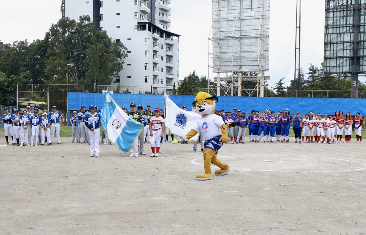 guatemala2025's tweet photo. ¡PLAY BALL! 🥎🔥 Balami tuvo el honor de hacer el lanzamiento inaugural de la fase final, en los Juegos Deportivos Nacionales de Softbol. 😎 1/2

🇧🇿🇨🇷🇸🇻🇬🇹🇭🇳🇳🇮🇵🇦 #UnidosPorElDeporte #JCA2025 #Balami #Softbol #JuegosNacionales https://t.co/DXdARjKfp4