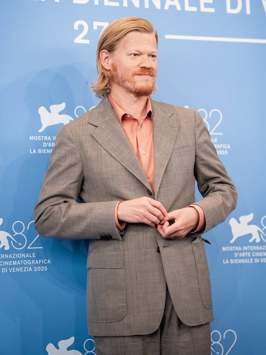 ElementPictures's tweet image. Front and centre at #BiennaleCinema2025! 
Emma Stone, Jesse Plemons, Aidan Delbis, and director Yorgos Lanthimos gather for the official BUGONIA photocall.  @la_Biennale 

@bugoniafilm @FocusFeatures @cjenm_global @FremantleHQ #FruitTree  

📷Giulia Parmigiani/ Focus Features