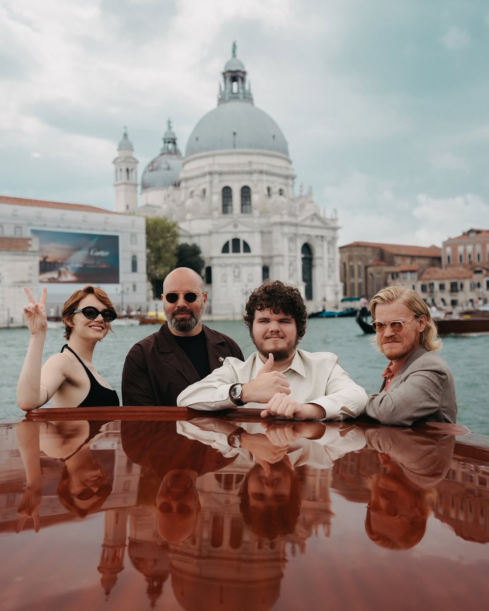 ElementPictures's tweet image. Front and centre at #BiennaleCinema2025! 
Emma Stone, Jesse Plemons, Aidan Delbis, and director Yorgos Lanthimos gather for the official BUGONIA photocall.  @la_Biennale 

@bugoniafilm @FocusFeatures @cjenm_global @FremantleHQ #FruitTree  

📷Giulia Parmigiani/ Focus Features