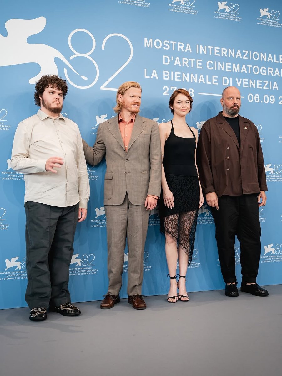 ElementPictures's tweet image. Front and centre at #BiennaleCinema2025! 
Emma Stone, Jesse Plemons, Aidan Delbis, and director Yorgos Lanthimos gather for the official BUGONIA photocall.  @la_Biennale 

@bugoniafilm @FocusFeatures @cjenm_global @FremantleHQ #FruitTree  

📷Giulia Parmigiani/ Focus Features
