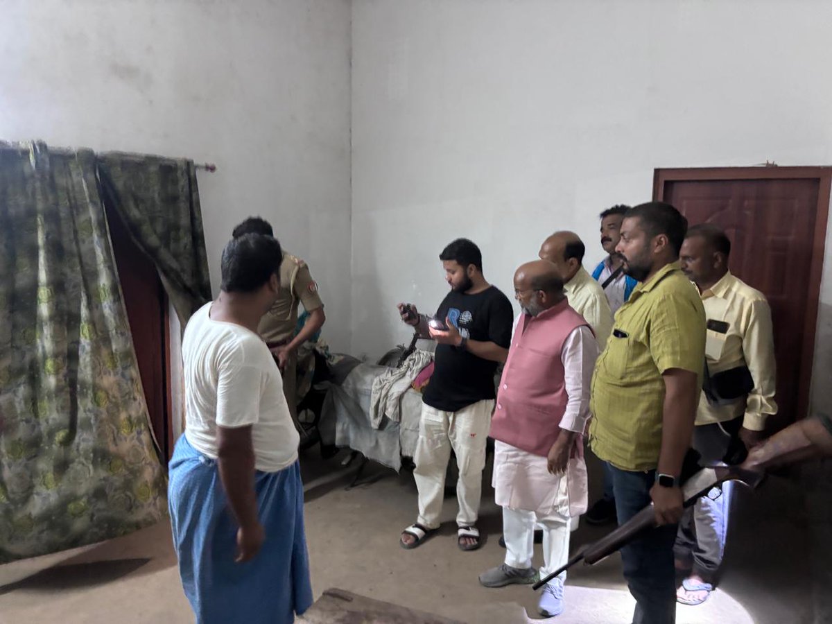 आज देर रात विधानसभा क्षेत्र महसी में वन्य जीव के हमले से प्रभावित ग्राम बदनपुरवा, मोतीपुरवा, सिसैया चूरामणि पहुँच कर घायलों एवं ग्रामीणों से संवाद स्थापित करते हुए वन्यजीवों से उन्हें स्वयं व अपने बच्चों को सरंक्षण देते हुए जागरूक रहने का आग्रह किया।