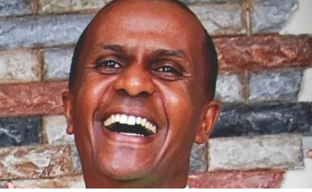 ወንድም ጋሼ እንዴት ነህ ምነው ዝም አልክሳ
ግራ ገብቶን ብንጮህ ጥሪአችን ተረሳ
ከፋህ ወንድም አለም ቤቱ ሙሉ አደለም?
ያ የውትሮው ፍቅር አሁን ጠፍቷል የለም?
ታናሽ ወንድማችን ጌጡ የቤታችን
አሁን የለም አሉን ተከዳ እውነታችን?

አንድተ ወንድም