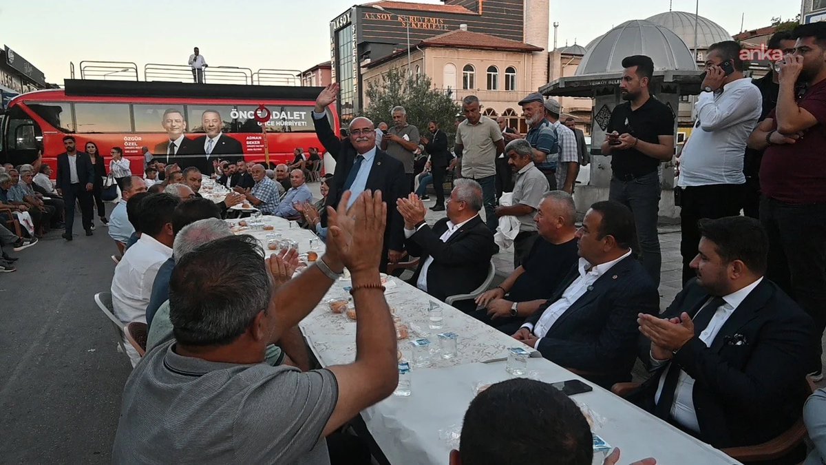 Yozgat Yerköy'de AKP'li belediyenin salon vermemesi üzerine CHP'li vekiller ve ilçe örgütü, yemekli toplantıyı caddeye kurulan masalarda gerçekleştirdi.