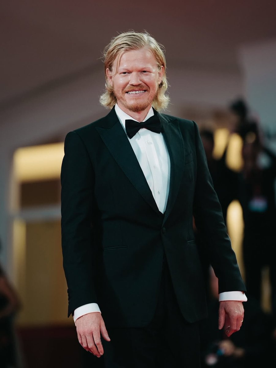 ElementPictures's tweet image. The cast of BUGONIA dazzle on the #BiennaleCinema2025 red carpet ahead of the film’s world premiere.  

@bugoniafilm @focusfeatures @cjenm_global @FremantleHQ #FruitTree #Squarepeg  

📷 Giulia Parmigiani/Focus Features