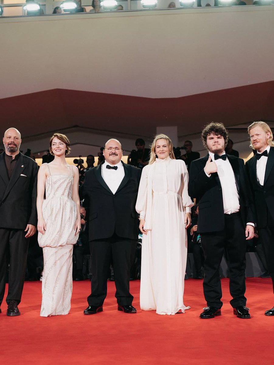 ElementPictures's tweet image. The cast of BUGONIA dazzle on the #BiennaleCinema2025 red carpet ahead of the film’s world premiere.  

@bugoniafilm @focusfeatures @cjenm_global @FremantleHQ #FruitTree #Squarepeg  

📷 Giulia Parmigiani/Focus Features