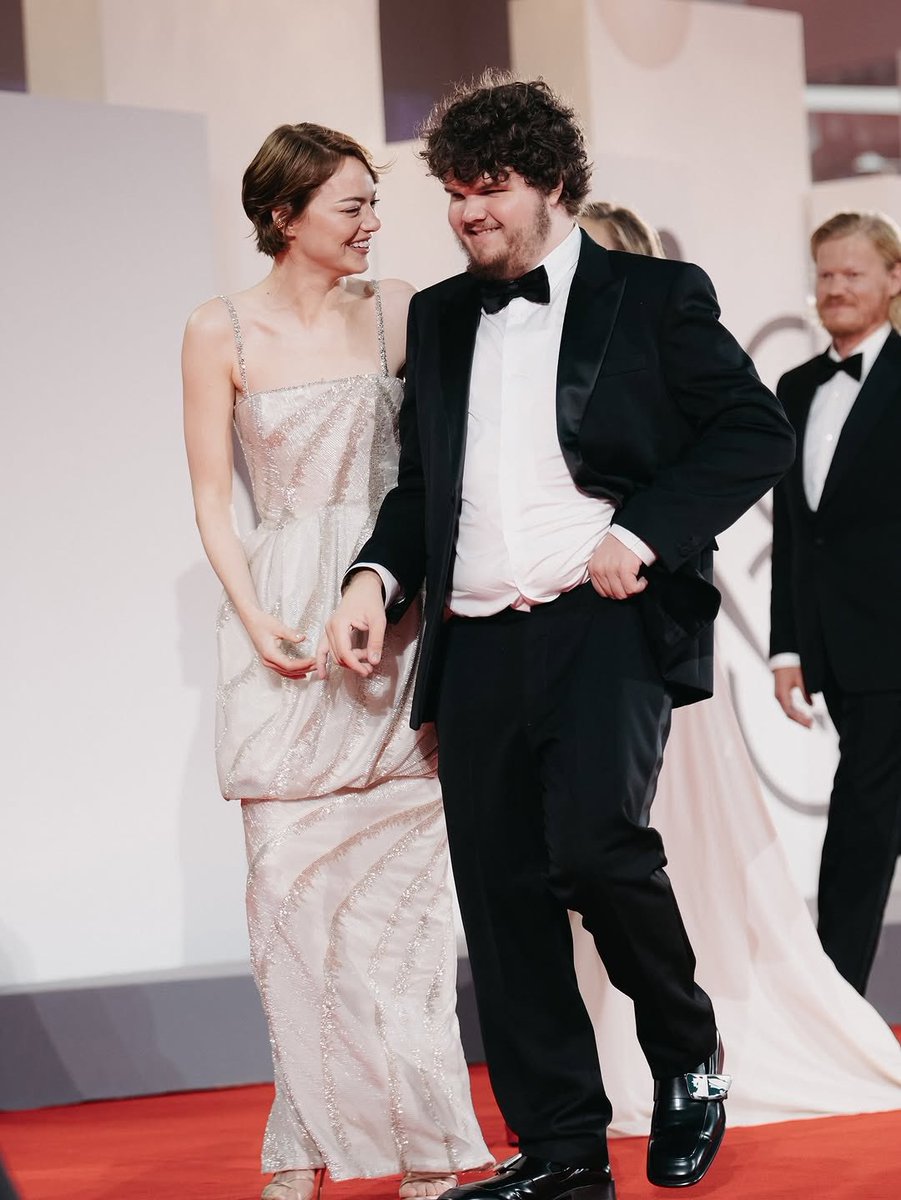 ElementPictures's tweet image. The cast of BUGONIA dazzle on the #BiennaleCinema2025 red carpet ahead of the film’s world premiere.  

@bugoniafilm @focusfeatures @cjenm_global @FremantleHQ #FruitTree #Squarepeg  

📷 Giulia Parmigiani/Focus Features