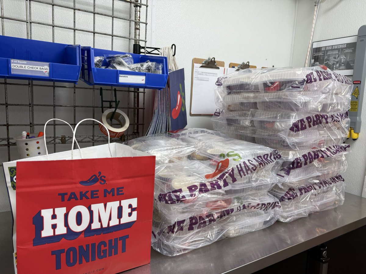 🏈 It’s that time again! Serving up delicious eats for those hungry footballers! Let’s go Alto 🎉 🌶️❤️#ChilisLove