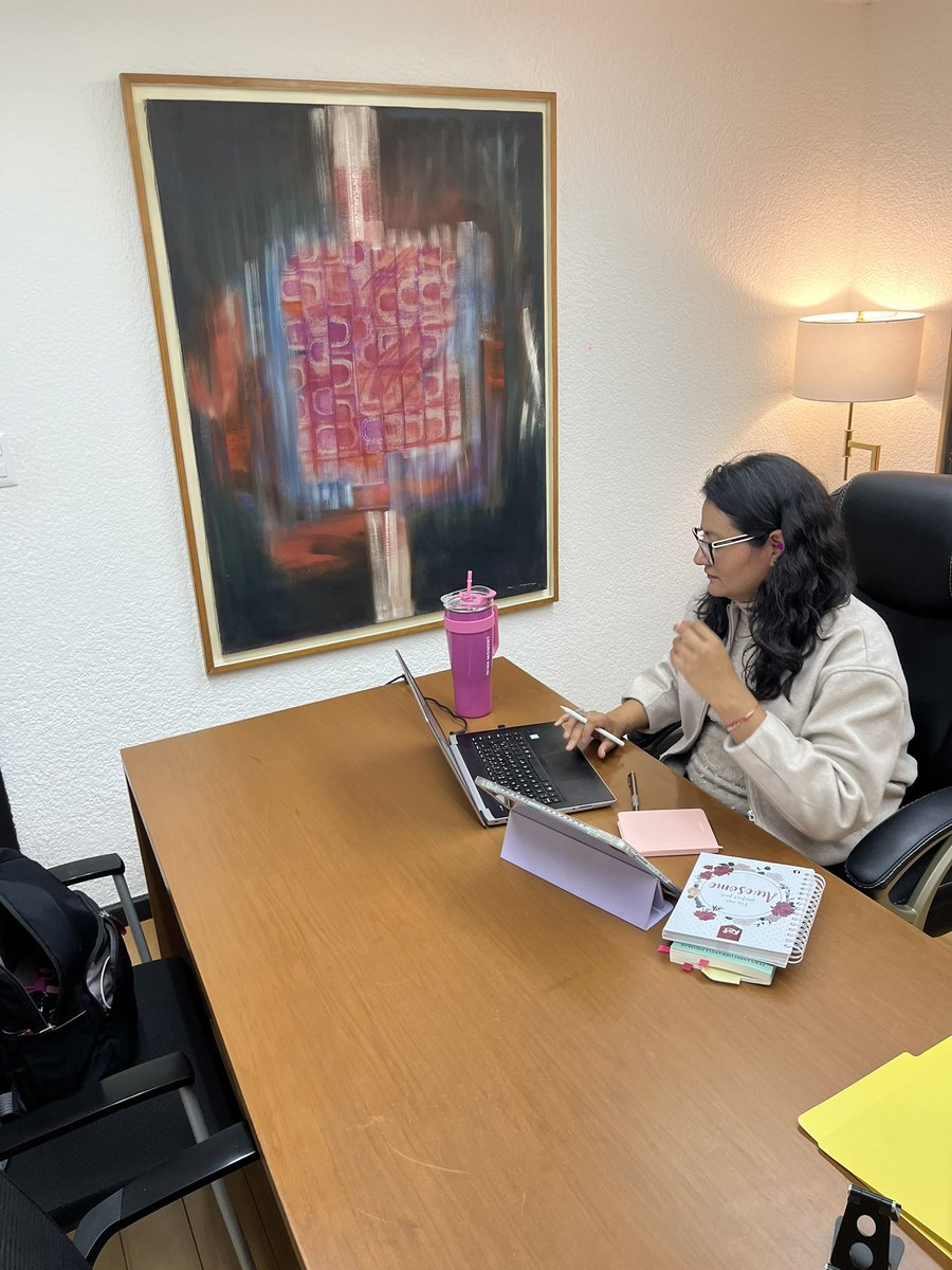 RaquelCharq's tweet photo. Aquí estrenando mi termo y libreta que me envió Andy @PorHuerta ❤️, tomando notas de mi nuevo curso en la @UPMexico https://t.co/jjDBKs22kO