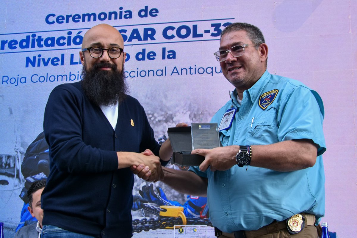UNGRD's tweet photo. #AEstaHora se desarrolla la Ceremonia de Acreditación del equipo USAR COL-32 de la @cruzrojaAntioq.
El director general, @CarlosCarrilloA, acompaña este momento histórico en el que nuestro #ProgramaUSAR acredita al tercer equipo de la @cruzrojacol en el país.
👩🚒 Son 41 integrantes, 14 de ellas mujeres, que superaron 156 desempeños en un ejercicio de 12 horas continuas.
💪 ¡Seguimos fortaleciendo la capacidad de respuesta de Colombia!