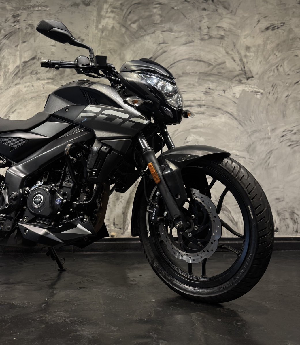 miren lo que entró hoy al negocio

la famosísima NS200 🏍️