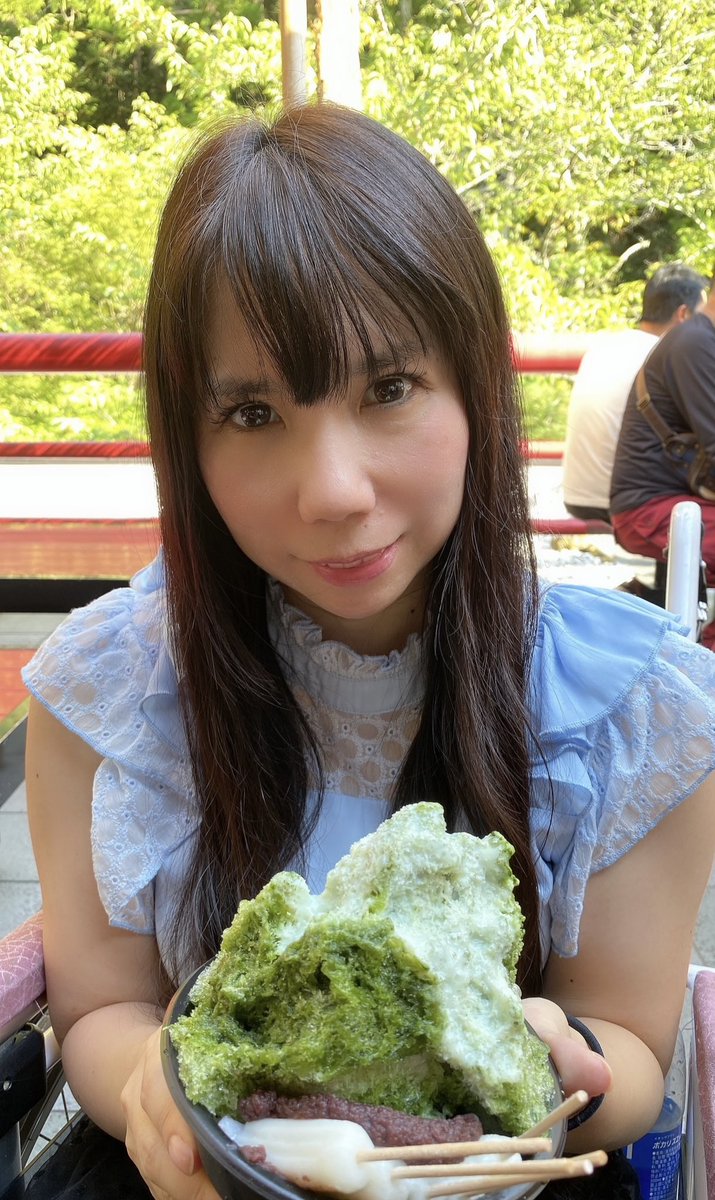 皆さんおはようございます！法多山でたべた厄除け団子入りかき氷です。
抹茶ミルク味でした。かき氷大きかったです。
これで600円は安く感じました。
暑い夏にかき氷は涼しくかんじました。
静岡県民なので抹茶🍵だいすきです。
#法多山 #厄除け団子 #かき氷 #車椅子 #脊髄損傷