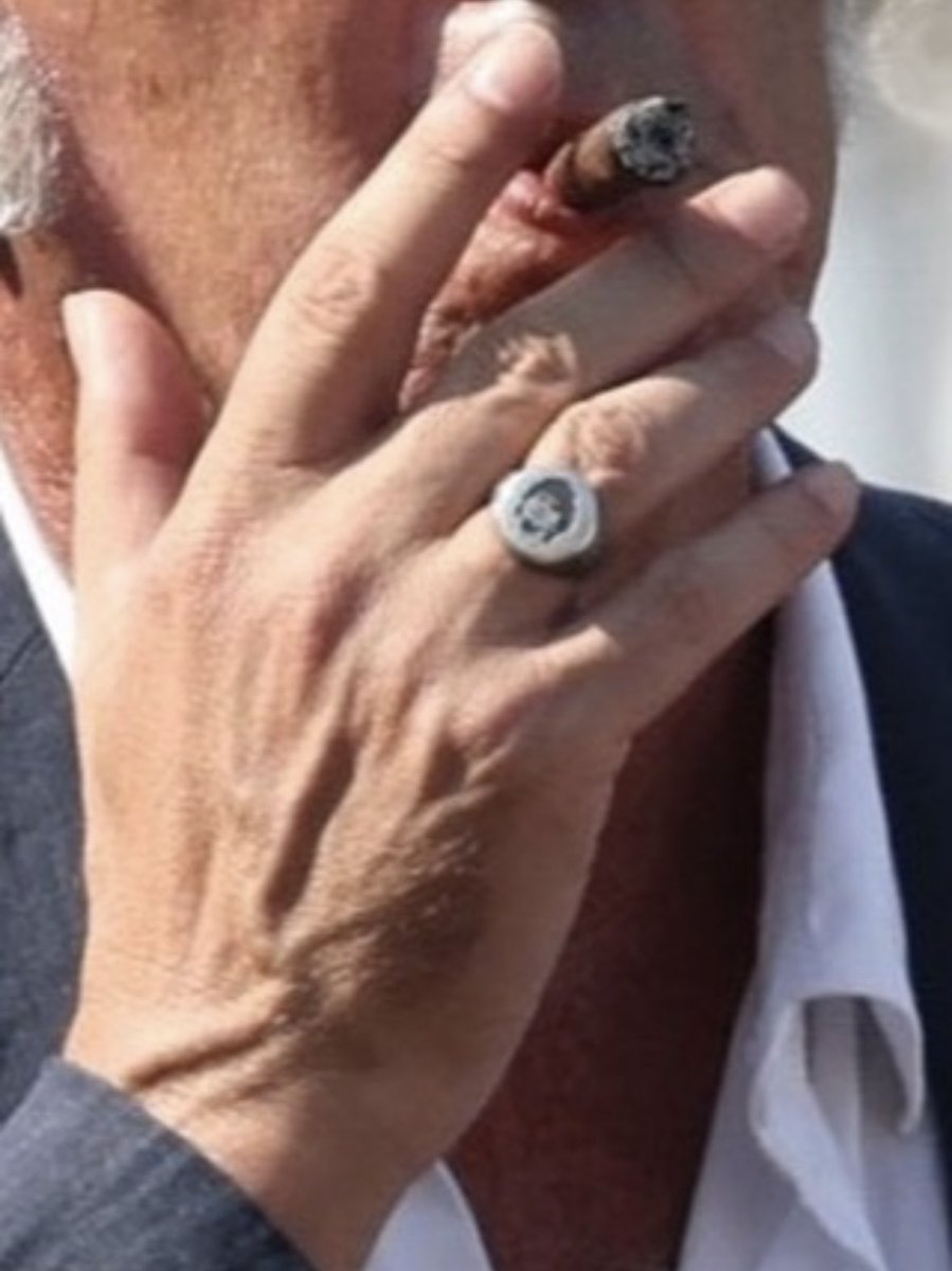martinbianchi's tweet image. El anillo maradoniano de Sorrentino.