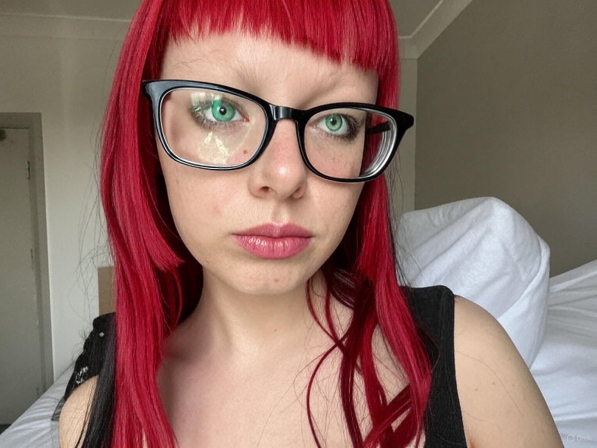 MenRWomen's tweet photo. bought these new green enchanted contacts from https://t.co/qgIibSbekj  also i freshened up my brows with nair !! dm me for natural redhed nudes and also follow me if you wanna be moofies ill follow you back with a free nude! 19 yo yorkshire goth chick tw! wataa chudai #DIRENGREY https://t.co/QyxlL3xMJZ