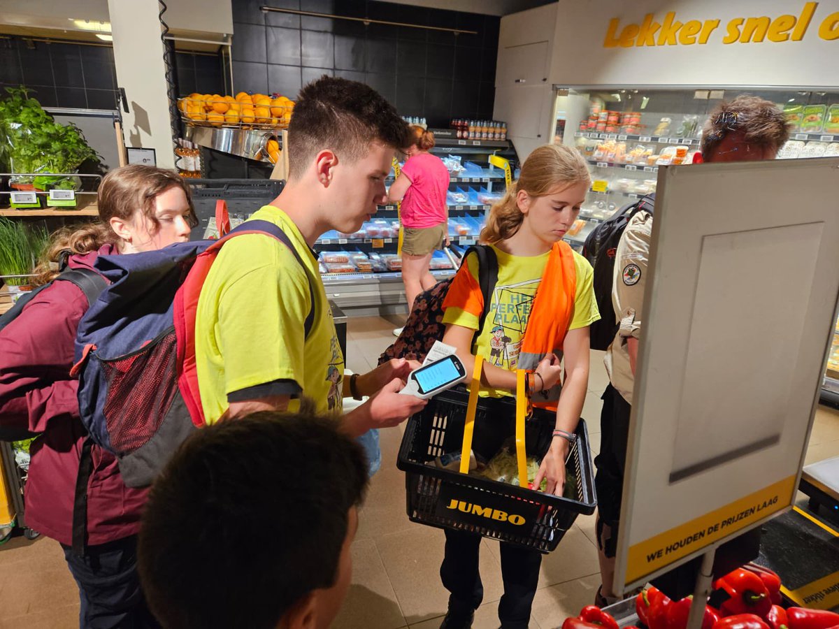 botlektroep's tweet photo. Vandaag mochten de scouts zelf bepalen wat ze eten vanavond met hun ploeg. 
Het menu bestaat uit kipschnitzels, wraps &amp; pasta bolognaise https://t.co/n1cSkGt7Ta