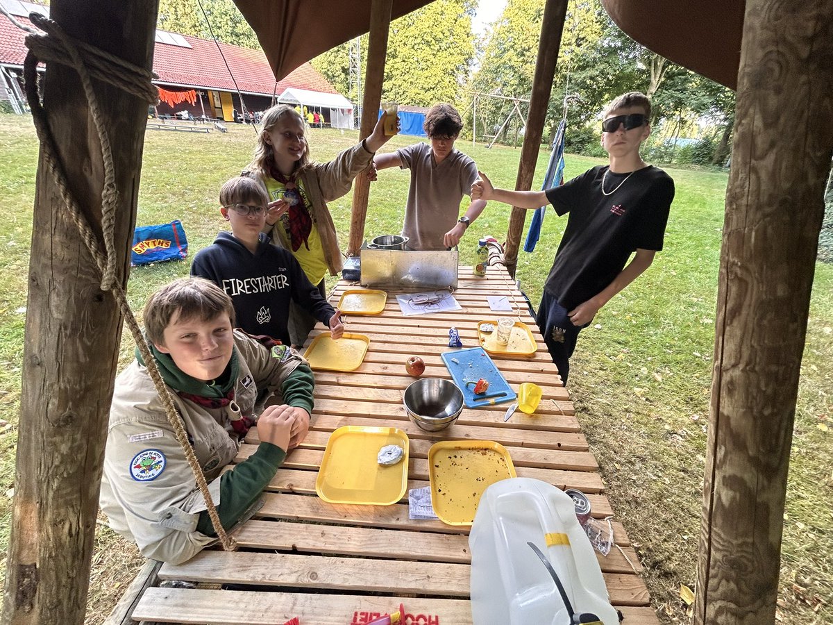 Vandaag mochten de scouts zelf bepalen wat ze eten vanavond met hun ploeg. 
Het menu bestaat uit kipschnitzels, wraps &amp; pasta bolognaise