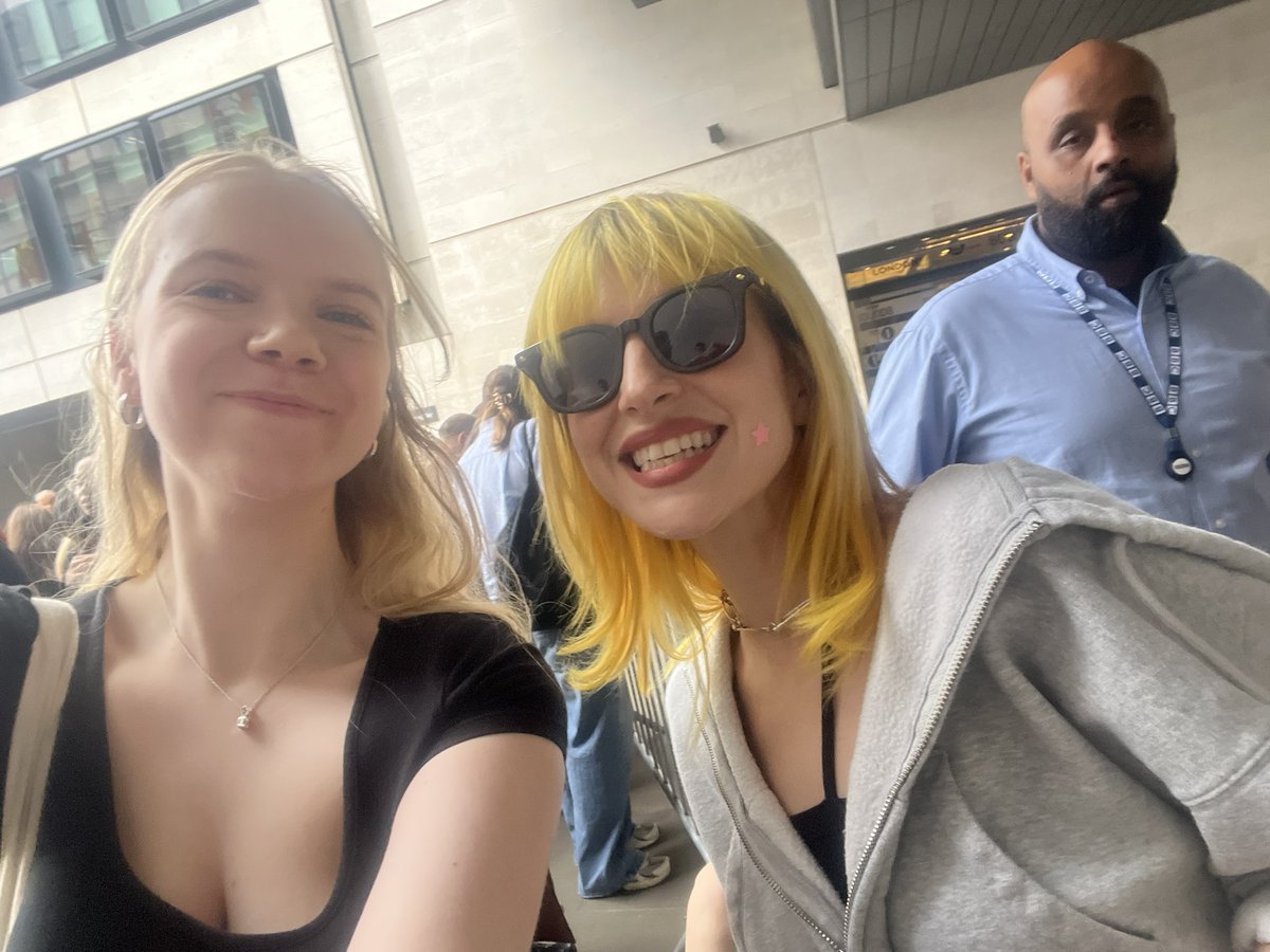 I DONT EVEN CARE THAT I LOOK SO CHOPPED IM IN TEARSSS