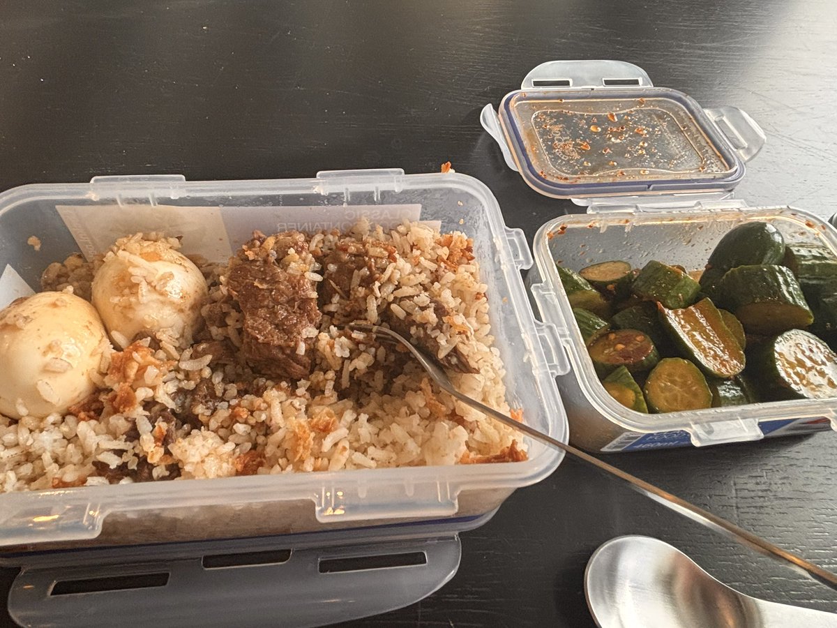 Schaften. Ook geen straf zo. Rendang, eitje en komkommer met chili crisp ♥️