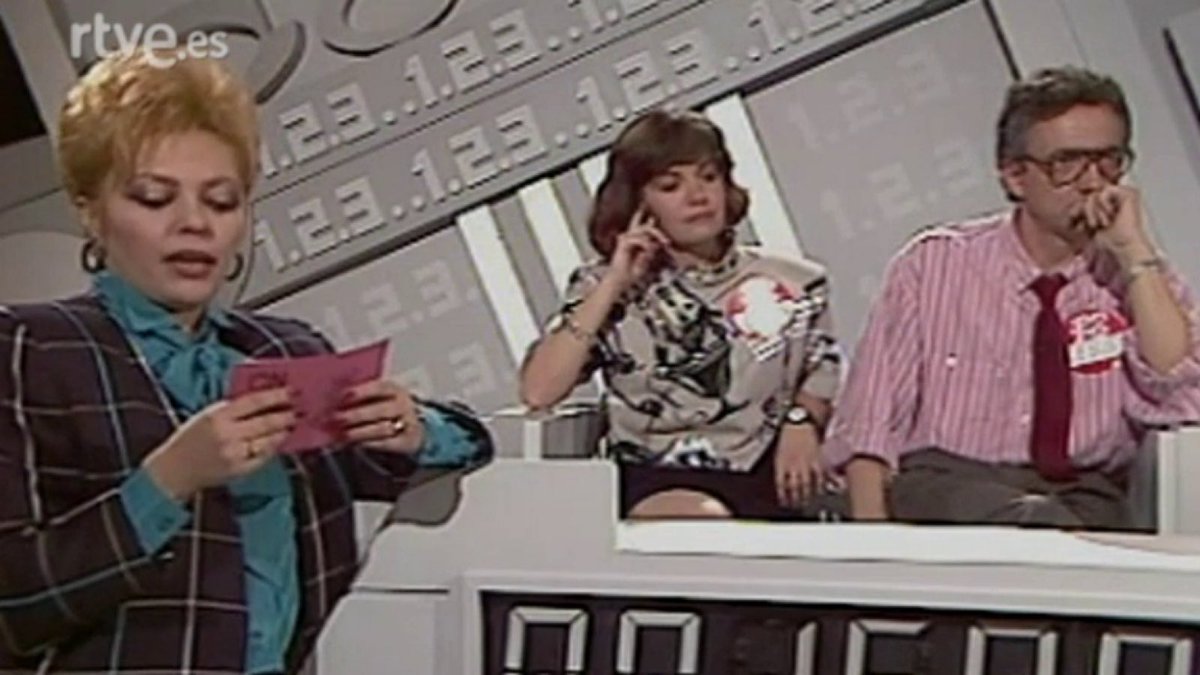 Por 25 pesetas, dígannos cosas que hacen los maestros en el cole los días que todavía no hay niños, como por ejemplo: 

Dormir.

Un, dos, tres, responda otra vez: