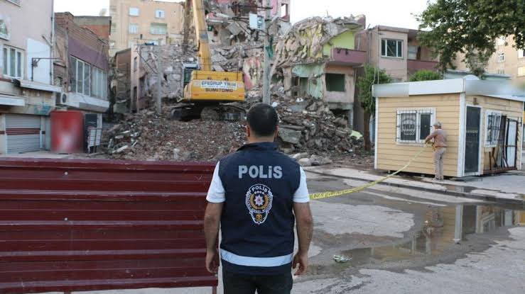 vatanaski25's tweet photo. Yıkım görevi zabıta sorumluluğunda olduğu halde, zabıtadan çok polis görevlendirilir; zabıtalara fazla ücret ödememek için.
Polis için bedava görev nede olsa…
#PolisteHuzurYok https://t.co/KK0W3ejqg2