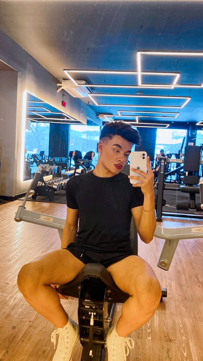 Ygorbarbosaaa's tweet photo. treinando pra dar pra ele (não existe ele) 💪🏼 https://t.co/yynlcDEfaB