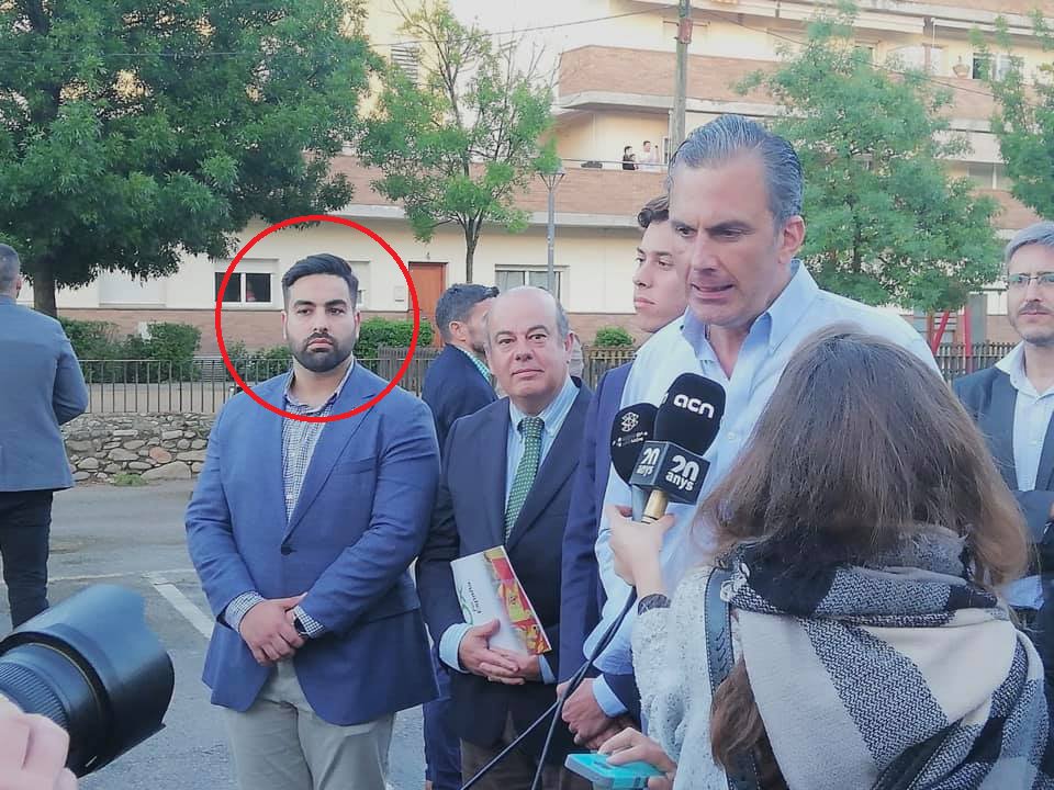 Este ultraderechista se llama Pedro Bayonas y fue el candidato de VOX en Blanes. Tuvo el apoyo de Ortega Smith, entonces secretario general del partido. Hoy ha sido identificado como uno de los agresores del periodista Román Cuesta. VOX es terrorismo fascista de extrema derecha.