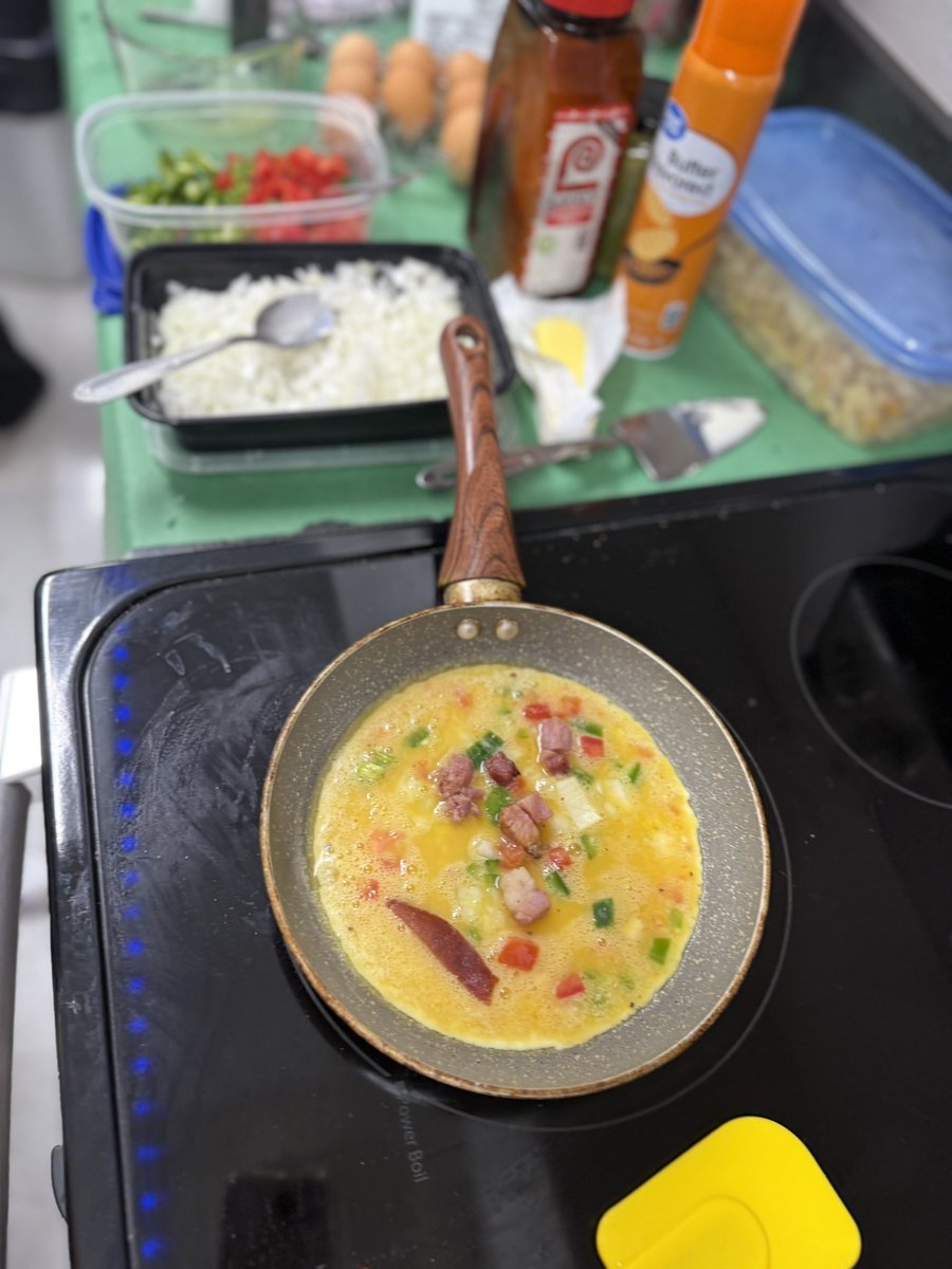 This morning here at the Empire in the FLS students learned how to make omelets. Each whisked their own eggs &amp; selected their desired ingredients. <a href="/EDAztecs_HS/">Patricia Pedroza</a> #ALLin
