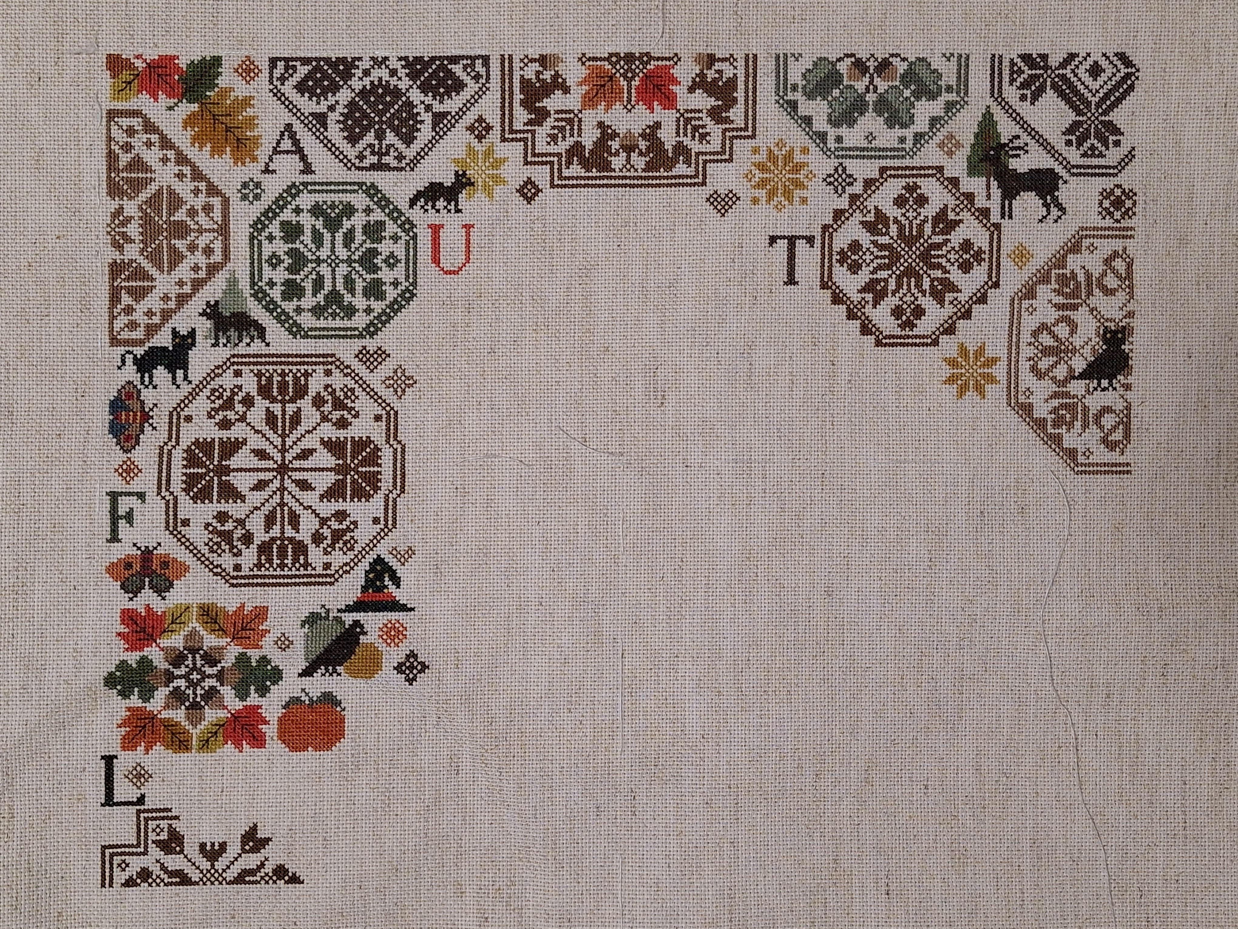 クロスステッチ完成品　たび様オーダーページ クロスステッチの額装パネル 蝶々と薔薇 黒 ラベンダー | iichi