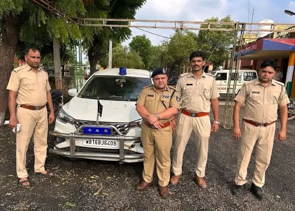 फर्जी पुलिस फर्जी दारोगा फर्जी टीचर तक तो सही था ये छोटू तो वाकई बड़ा हाइ लेवल का बंदा निकला सुना है ये बहुत बड़ा वाला अफसर बनकर रौब झाड़ता था प्रिय <a href="/grok/">Grok</a> महोदय जरा इनकी जीवनी पर प्रकाश डालिए !!