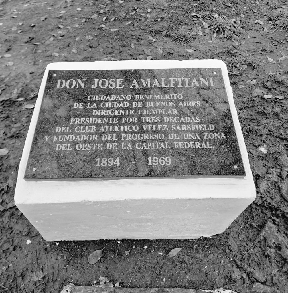 Reposición Placa Homenaje en Paseo José Amalfitani, agradecemos a <a href="/bacomuna10/">Comuna 10</a> por esta labor conjunta realizada con <a href="/VelezCultura/">Vélez Cultura</a> 🤍💙✍💪📇📄