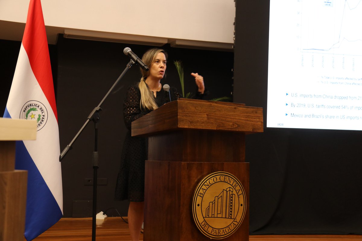 InstitutoBCP's tweet photo. En el bloque 1 expusieron el PhD Eduardo Levy-Yeyati, de la Universidad Torcuato Di Tella, sobre la intervención cambiaria de los bancos centrales en el contexto actual y la PhD Vanessa Alviarez, economista principal del BID, quien abordó política comercial y globalización. https://t.co/gV4q3K2B3C