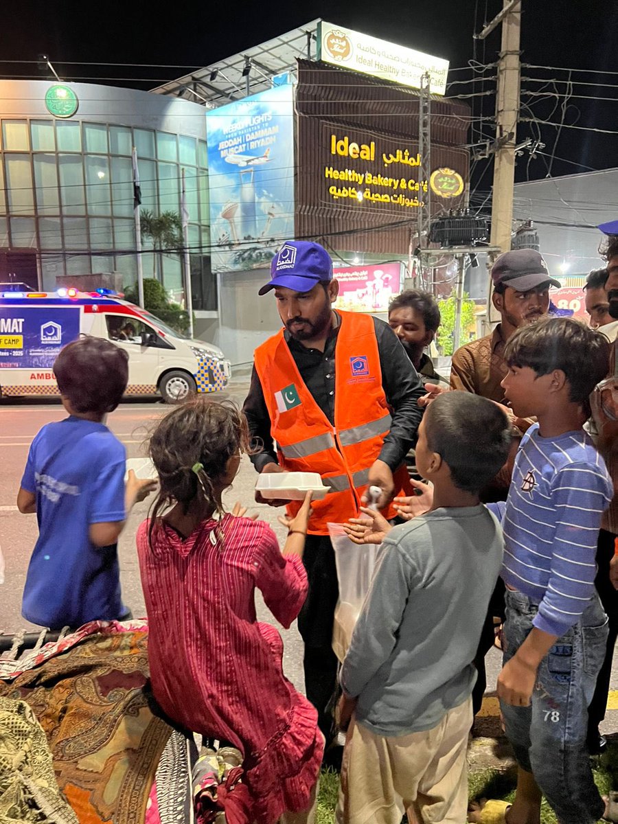 AlkhidmatOrg's tweet photo. Even at this late hour, Alkhidmat volunteers are on the ground in Sialkot, serving flood-affected families with tireless dedication. 

#AlkhidmatFloodResponse #PakistanFloods2025 https://t.co/Tf7j351ZTX