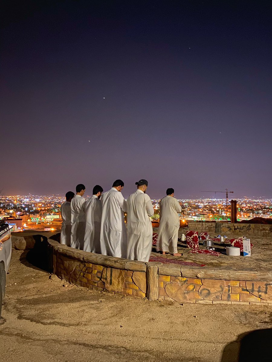 الوجه غالي وساق ابليس منبتره
وبين العرب مالك الا وجه تطلع به

والجاه لو ترخصه من فتره لفتره
قللت من قيمته في اللحظه الصعبه

خل الطمع في رضا ربي وفي ستره
" وجهك ماهو لعبه ، وجاهك ماهو لعبه ".