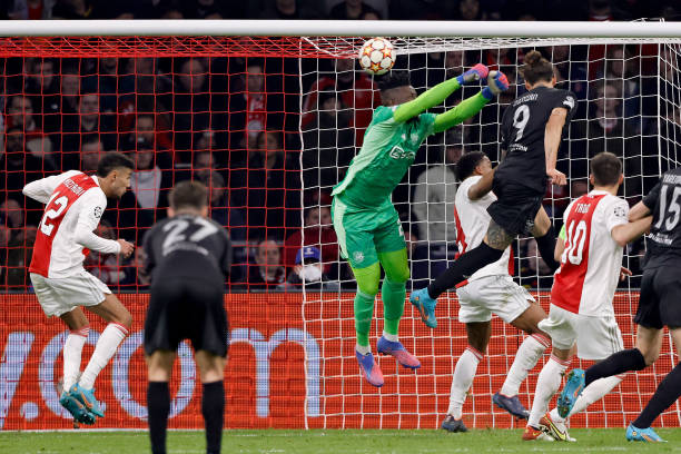 ViolinistadaLuz's tweet photo. Real Madrid, Chelsea, Bayer Leverkusen, Juventus, Napoli, Ajax, Qarabag e Newcastle.

Um sorteio de Champions, para uma equipa de Champions.

Sem medo. Se fosse fácil chamar-nos-íamos outra coisa... https://t.co/w7nvAbwK4E