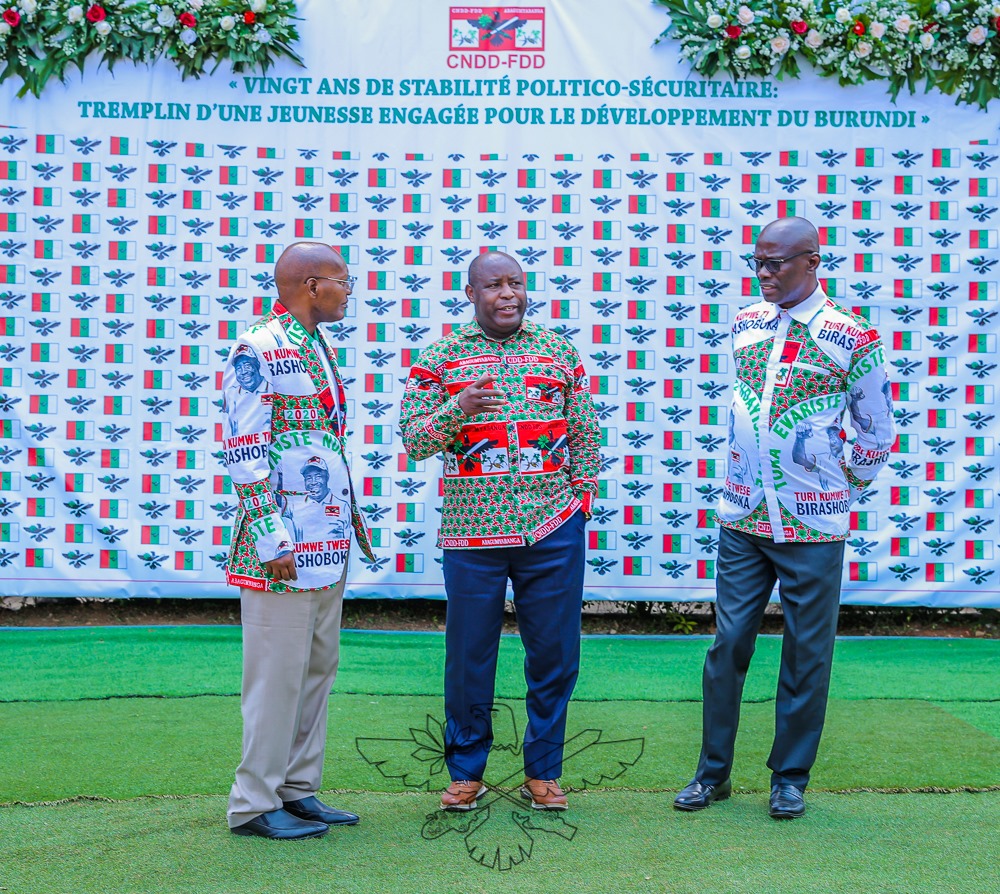 Mama #Burundi yifadikanije n'abagumyabanga b'umugambwe #Cndd-Fdd mukwitaba ihuriro ry'ubuhinga ryatunganihe n'uwo mugambwe mu ntumbero yoguhimbaza imyaka 20 umaze uri kubutegetsi no guhimbaza umusi wahariwe imbonerakure kuncuro y'icenda. 
#Gitega, 28/8/2025