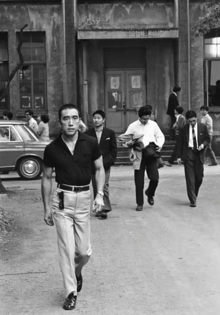 Yukio Mishima llegando a la Universidad de Tokyo para debatir con un grupo de izquierda radical.