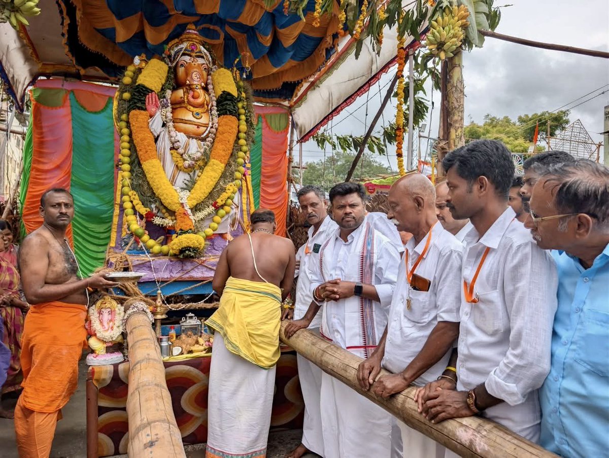 AnanthAyyasamy's tweet image. வீரவாஞ்சிநாதன் புண்ணிய பூமி- செங்கோட்டை நகரில் சமூக ஓற்றுமையை முன்னிறுத்தும் 32ஆம் ஆண்டு விநாயகர் சதுர்த்தி ஊர்வலத்தை தொடங்கி வைத்ததில் மகிழ்ச்சி!
-#VinayakaChaturthi2025 
#BJP4Tenkasi 
#tenkasi #senkottai 
@BJP4_tenkasi @BJP4TamilNadu @NainarBJP @annamalai_k @KesavaVinayakan
