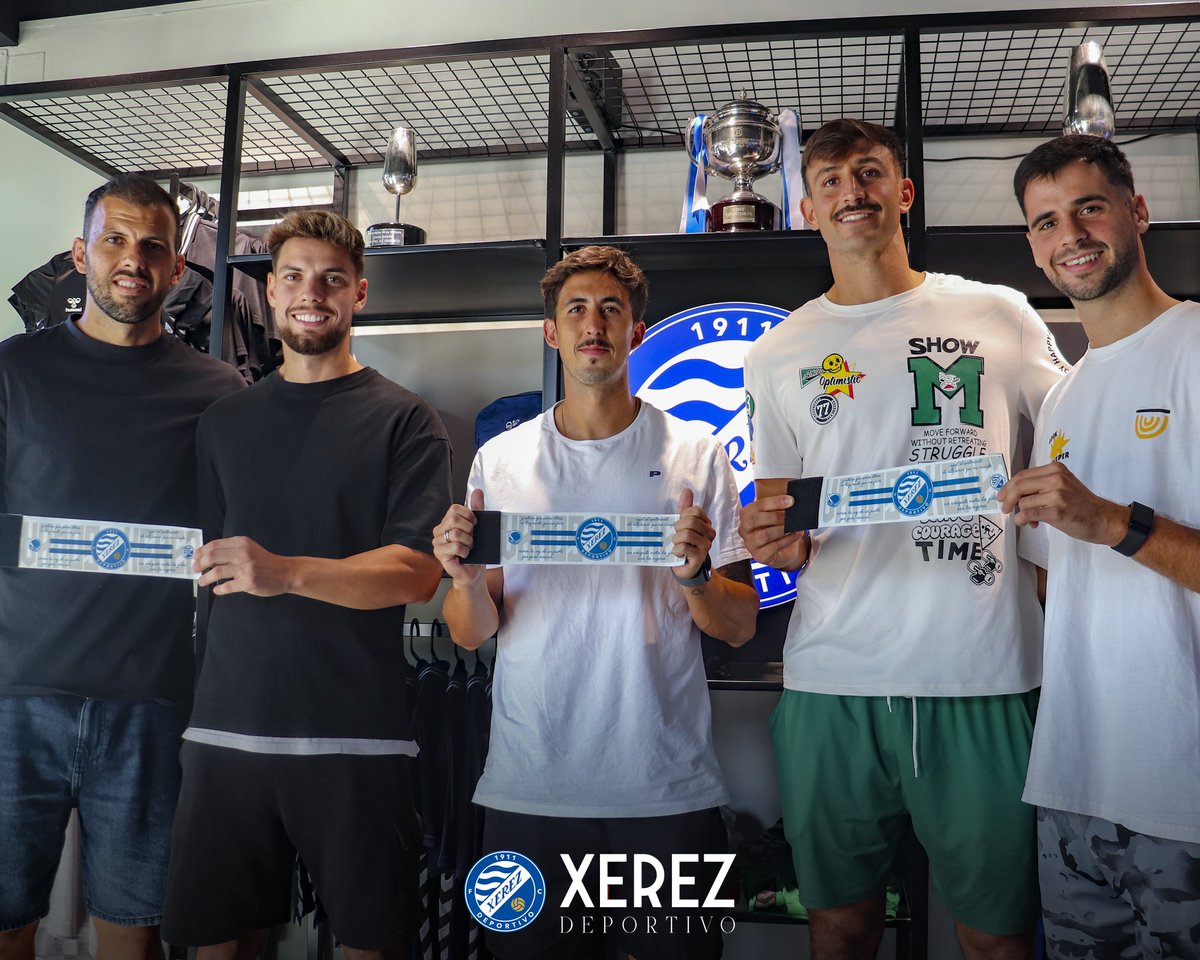 XEREZ DEPORTIVO (@xerezdfc) on Twitter photo 💙🆕©️ Nuevo 𝐛𝐫𝐚𝐳𝐚𝐥𝐞𝐭𝐞 de 𝐜𝐚𝐩𝐢𝐭𝐚́𝐧 del #XerezDeportivo
La <a href="/UPXerecistas/">UPXerecistas</a> hace entrega de uno de los símbolos más representativos del 𝐱𝐞𝐫𝐞𝐜𝐢𝐬𝐦𝐨 a la primera plantilla
Un distintivo que portarán todos los capitanes de nuestras categorías y secciones y cuyo 💙🆕©️ Nuevo 𝐛𝐫𝐚𝐳𝐚𝐥𝐞𝐭𝐞 de 𝐜𝐚𝐩𝐢𝐭𝐚́𝐧 del #XerezDeportivo
La <a href="/UPXerecistas/">UPXerecistas</a> hace entrega de uno de los símbolos más representativos del 𝐱𝐞𝐫𝐞𝐜𝐢𝐬𝐦𝐨 a la primera plantilla
Un distintivo que portarán todos los capitanes de nuestras categorías y secciones y cuyo