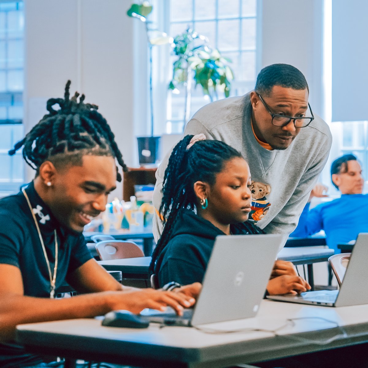 Our District is piloting one of the most advanced high school fashion courses in the U.S., led by local experts! Students explore design, coding, business, and master 3D software "CLO". A one-of-a-kind course in structure and content. Read more: bit.ly/wright-house-o…