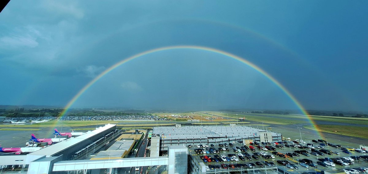 The weather might be rubbish but the skies are pretty 🌈😍 <a href="/LDNLutonAirport/">London Luton Airport</a> <a href="/NATS/">NATS</a>