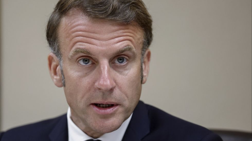 Frankreich ist laut französischem Finanzminister so gut wie pleite.
Aber der irre Macron will Waffen für die Ukraine kaufen und selbst mit Frankreich gegen Russland in den Krieg ziehen. 
Die Deutschen werden schon bezahlen. 
Was für ein kranker Typ ist das?!