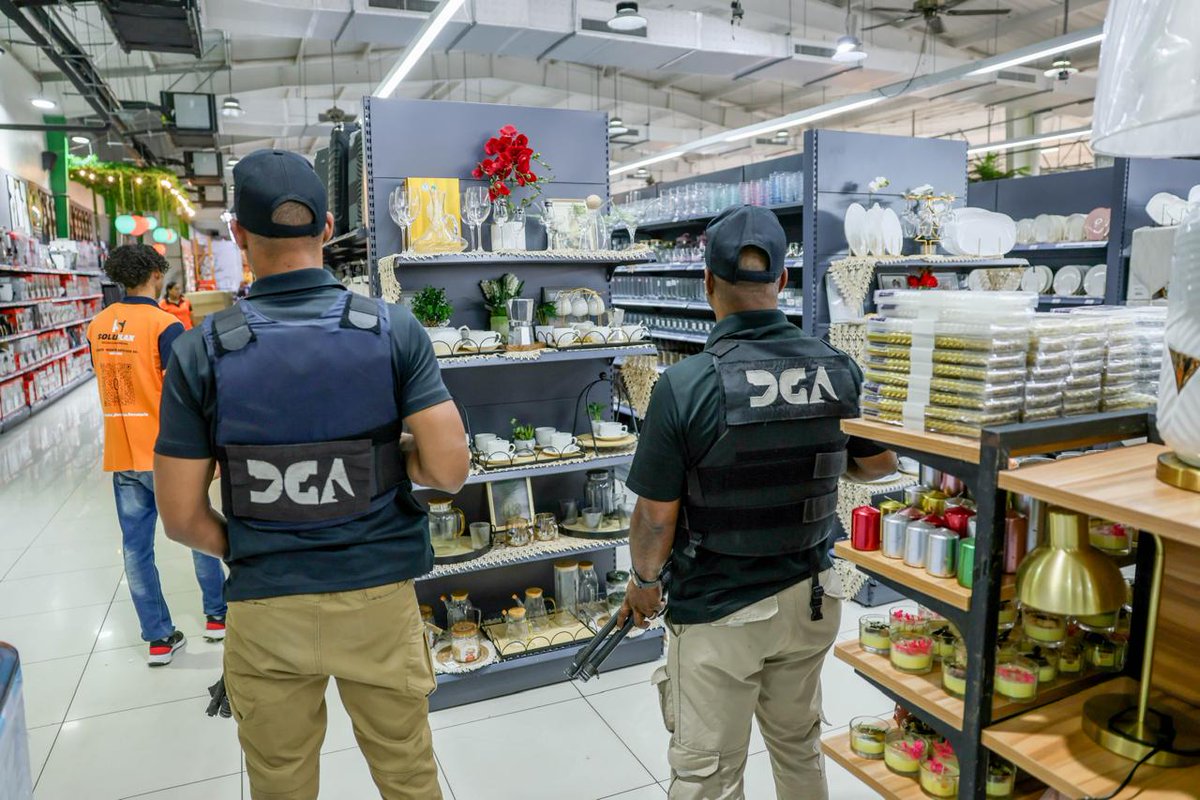 enmanuelrm's tweet photo. 🚨 La DGA @aduanard sanciona 5 comercios asiáticos por subvaluación de mercancías 🧾🔍  
📍La Romana y SDE  
🛠️👟🎮 Tiendas de ferretería, moda y hogar  
✅ Operativos seguirán para garantizar competencia leal 🇩🇴 https://t.co/d0jlHzawZU